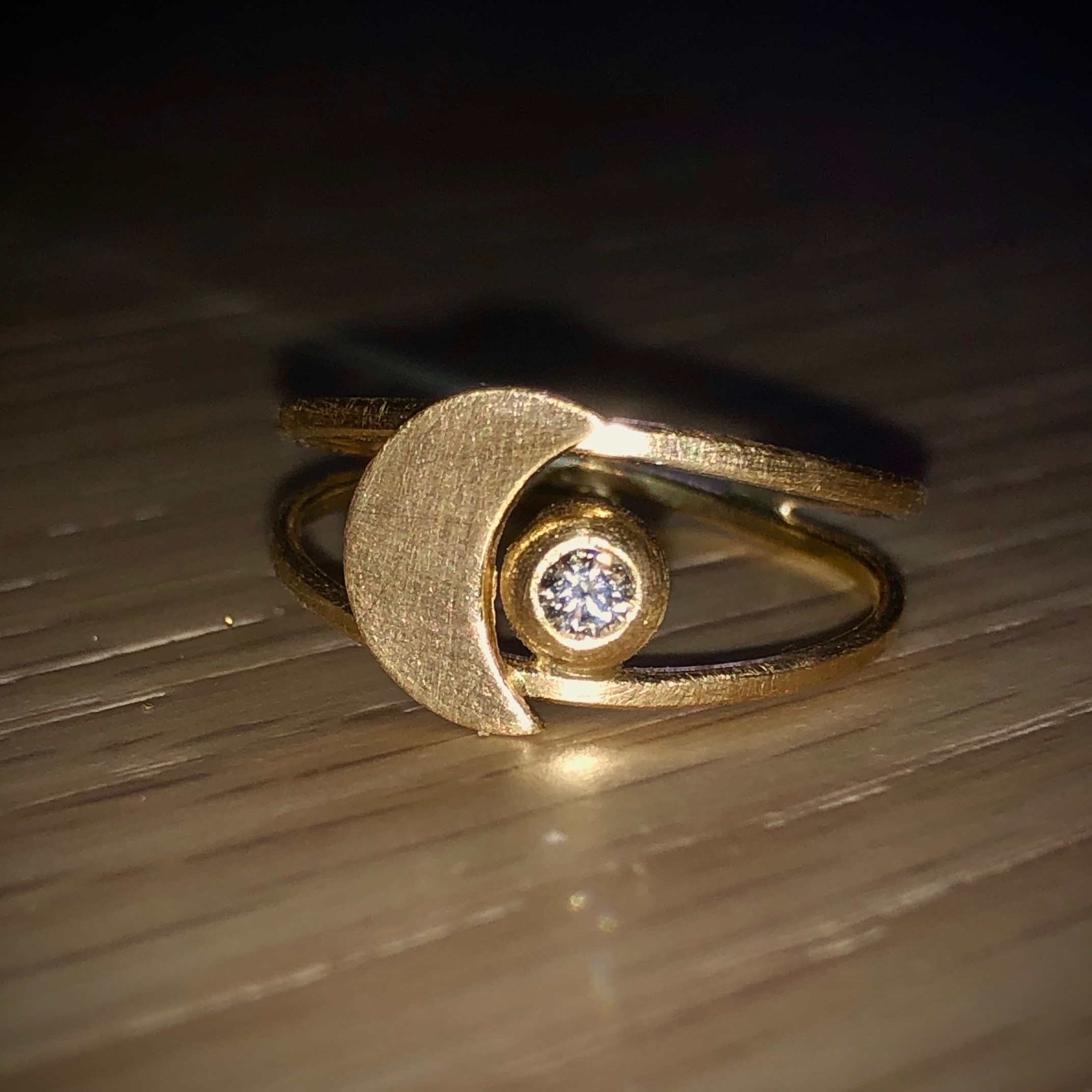 Måne&Stjerne-ring i 18K børstet guld med en 0,05 carat champagne diamant fra Guldsmed Milayas