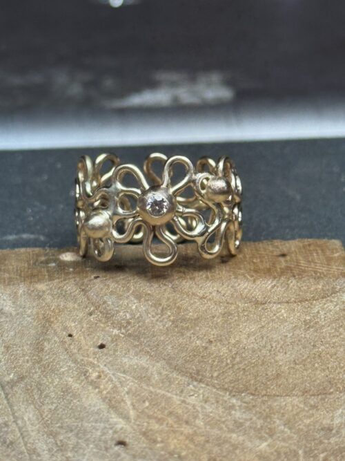 Flower power ring