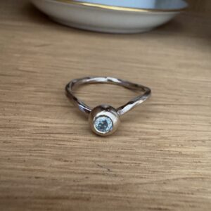 Tiara ring 18K og 14K recirkuleret hvidguld med 0.11ct ice blue diamant