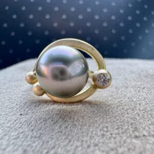 Håndlavet ring 14K recirkuleret guld med Tahiti perle og champagne diamant 