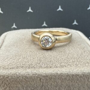 Håndlavet ring 14K recirkuleret guld med børstet overflade isat er stor meget smuk 0.50ct tw/vvs diamant. GIA certifikat medfølger.